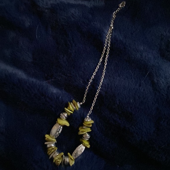 Vintage semiprecious stones in lime green and silvertone metal - Picture 2 of 4